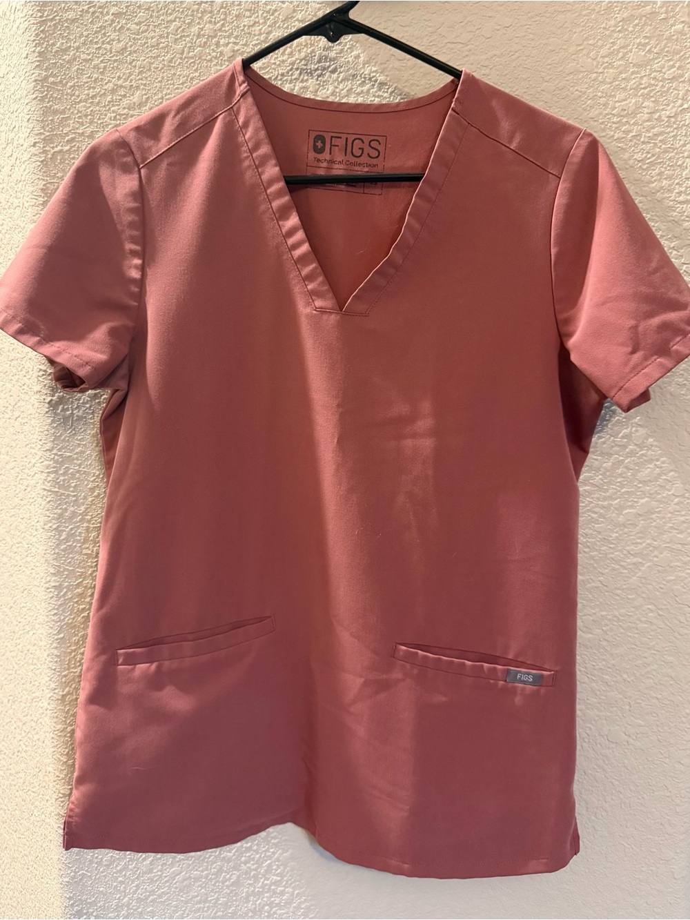 Figs-- Casma 3 Pocket Scrub Top XS